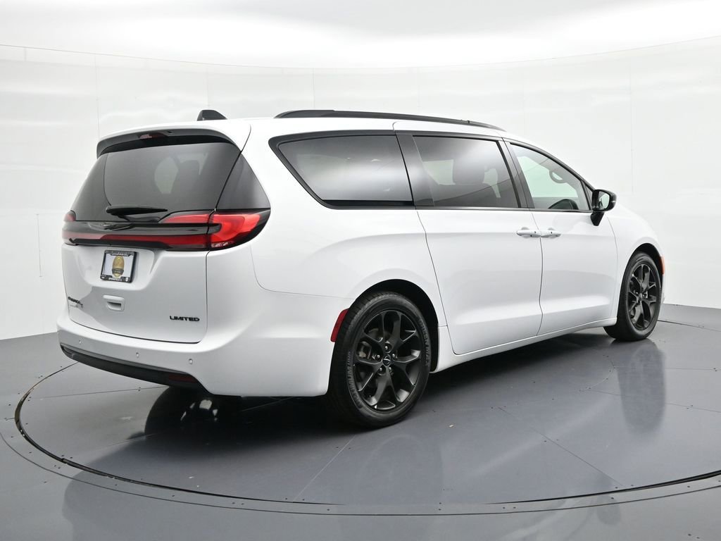 Used 2025 Chrysler Pacifica Limited image 6