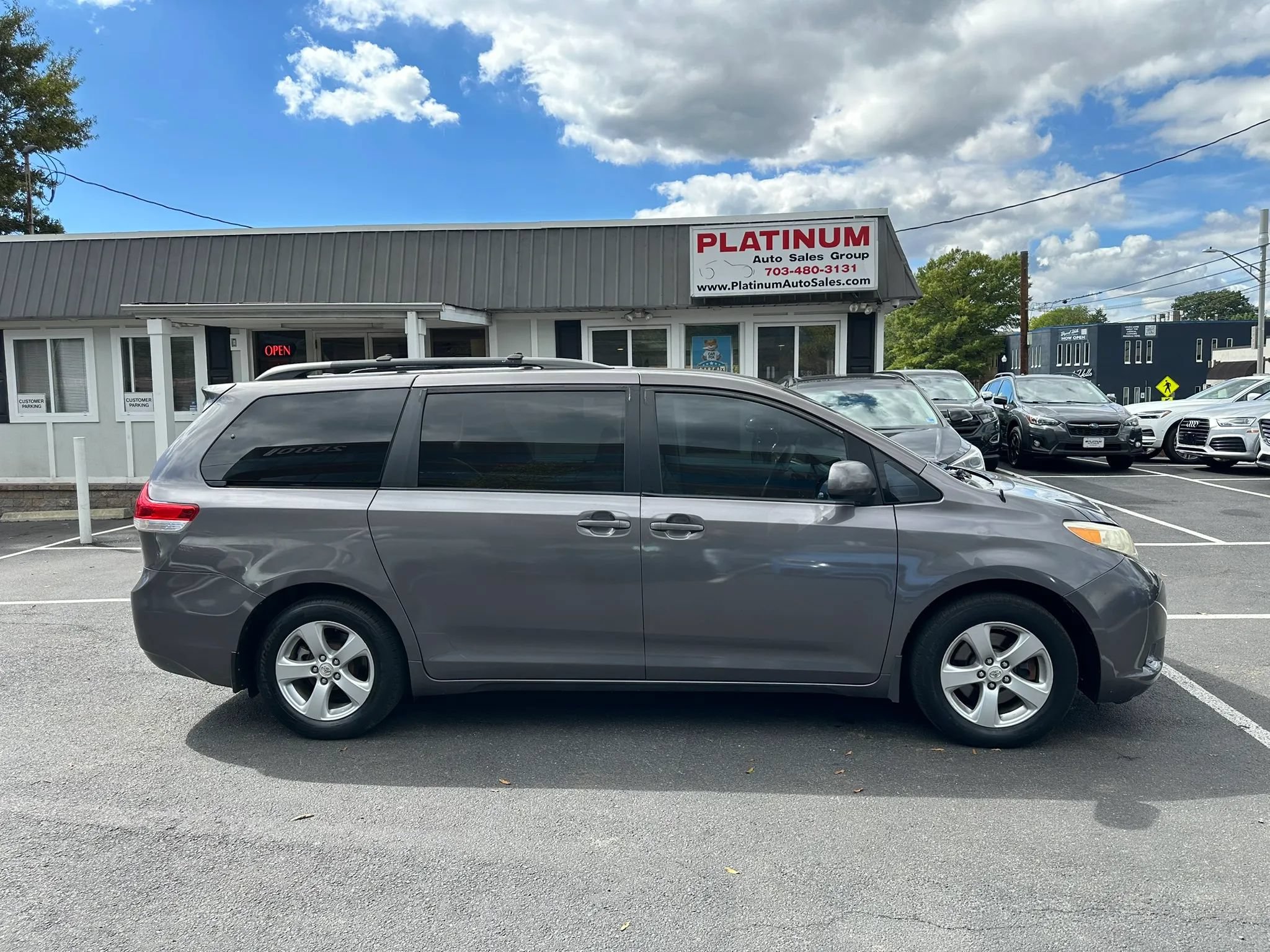 Used 2011 Toyota Sienna LE FWD image 4