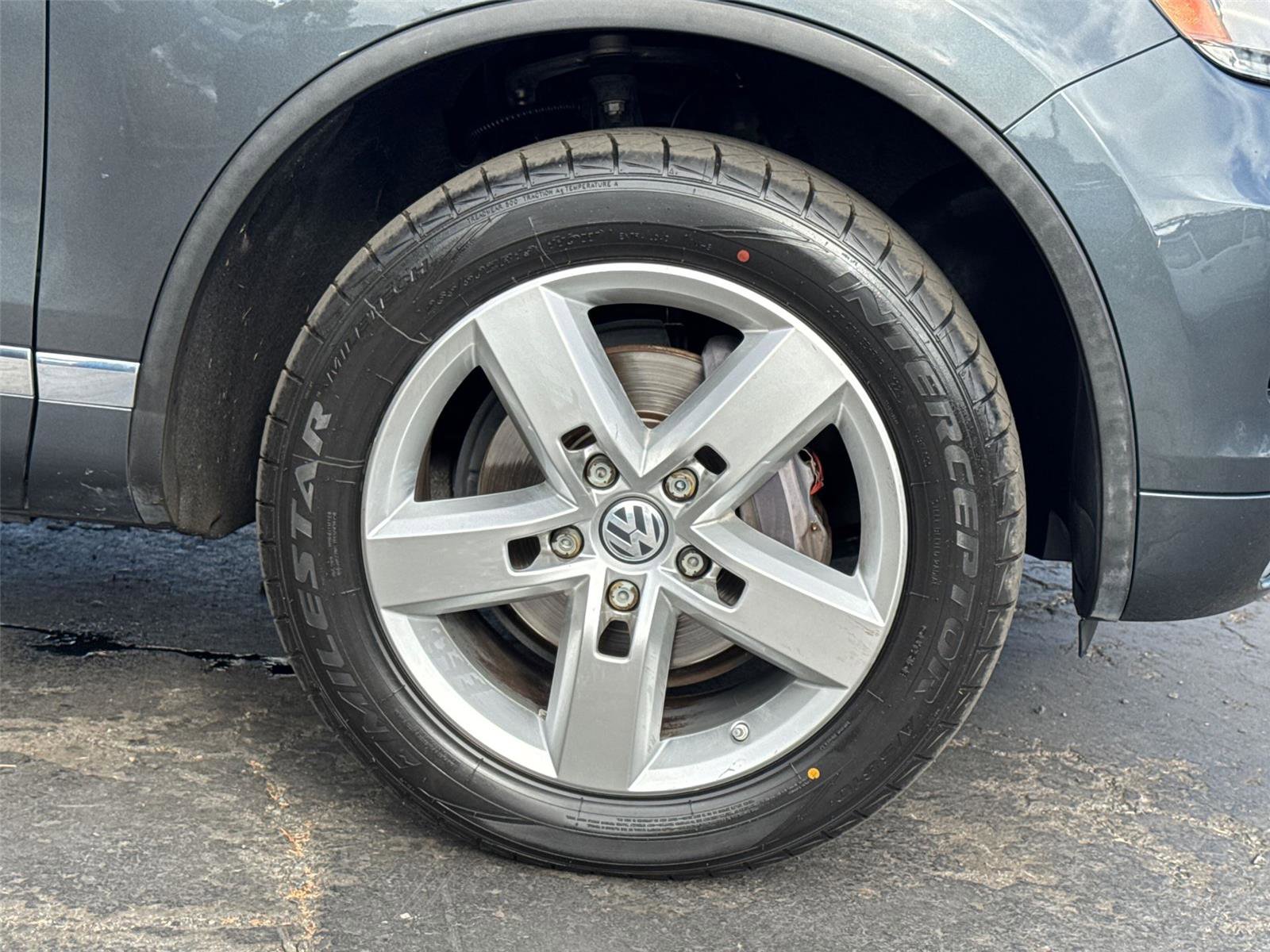 Used 2013 Volkswagen Touareg Lux image 6