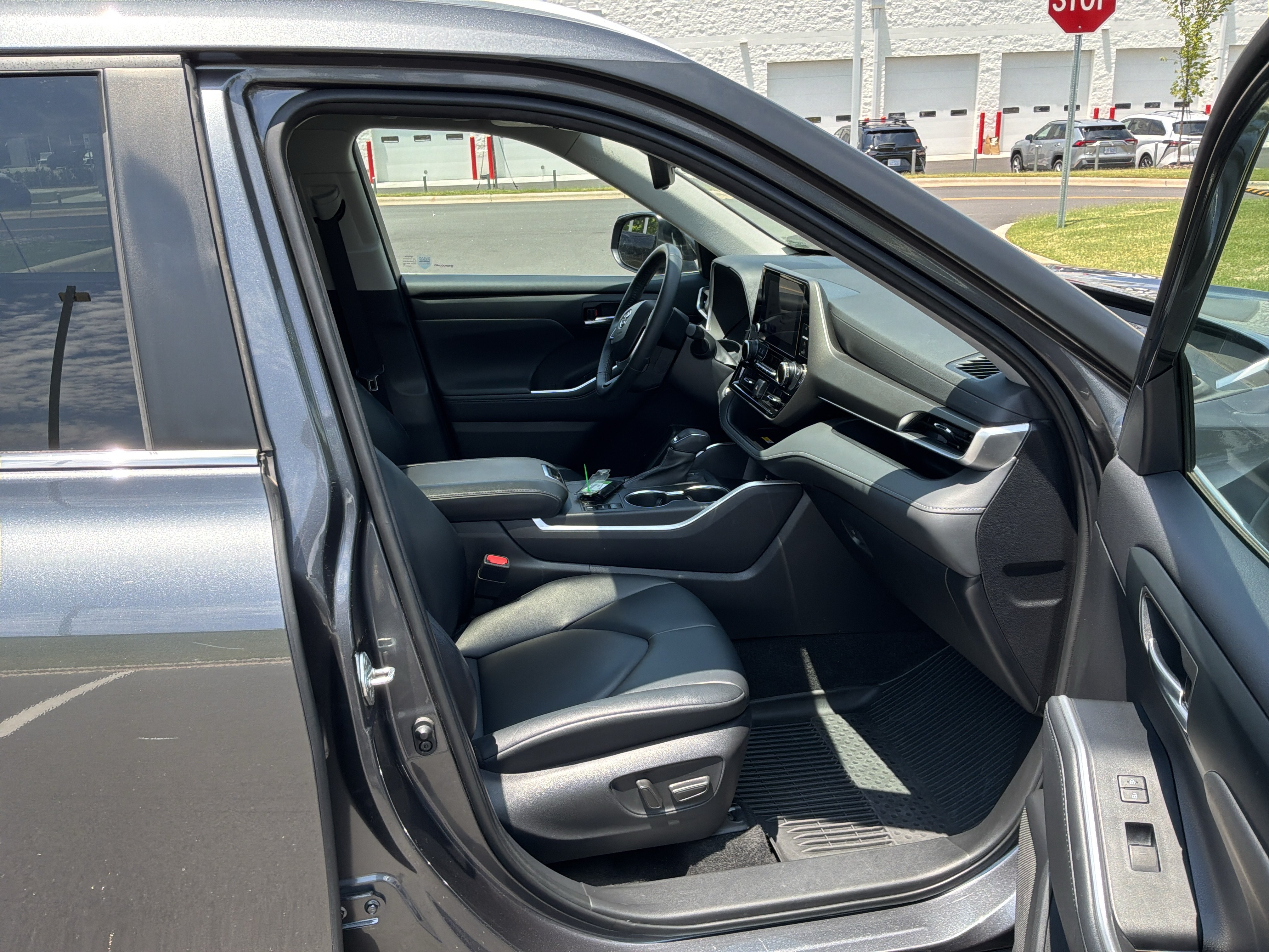 Used 2023 Toyota Highlander XLE FWD image 20