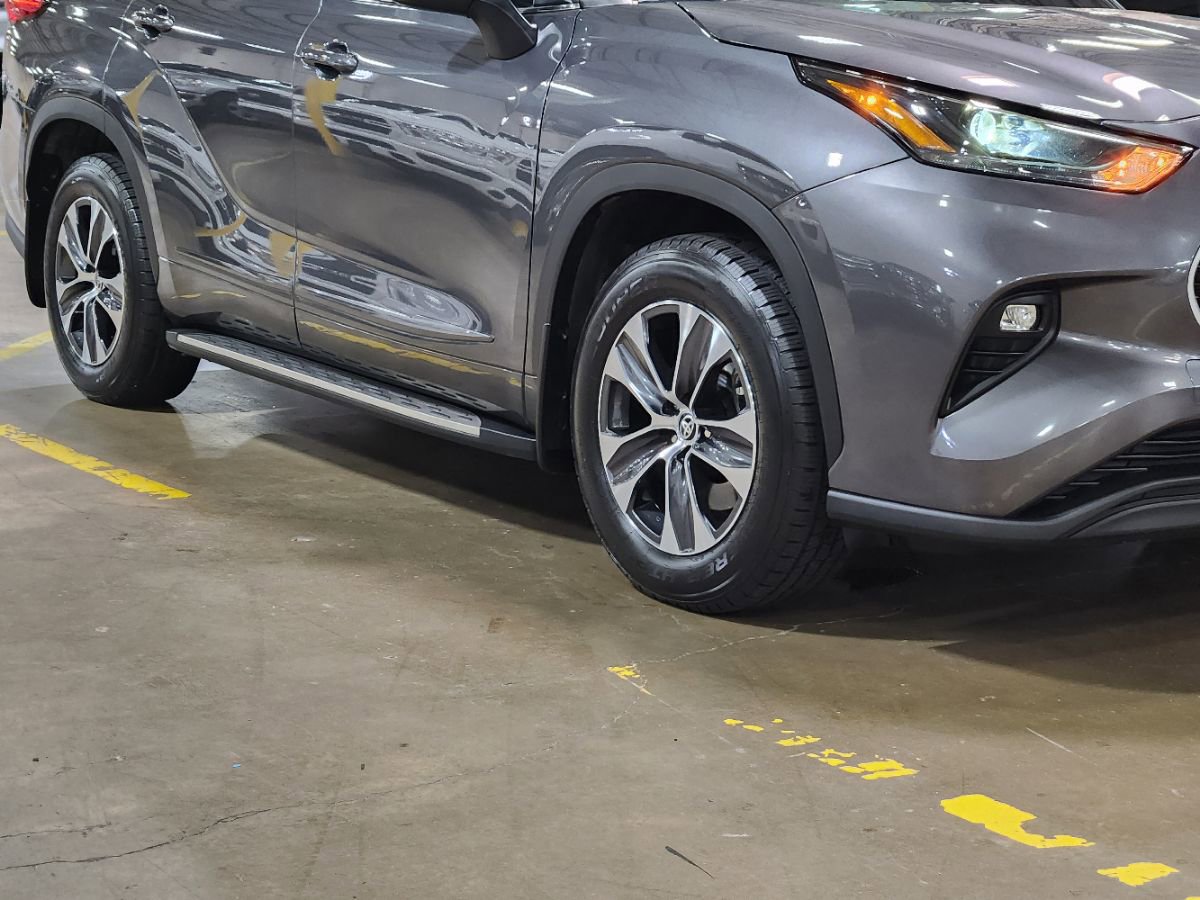 Used 2022 Toyota Highlander XLE FWD image 16