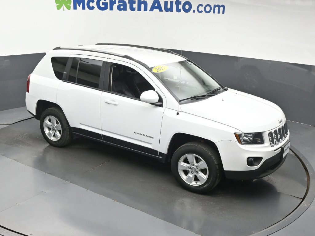 Used 2017 Jeep Compass Latitude FWD image 3