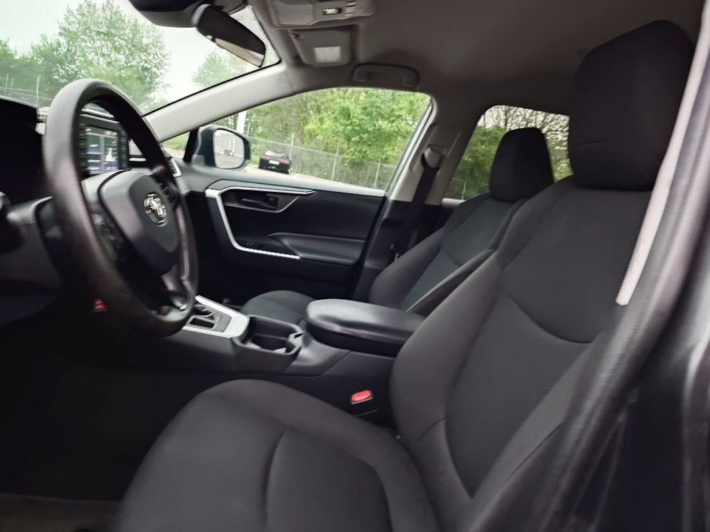 Used 2021 Toyota RAV4 LE AWD/4WD image 6