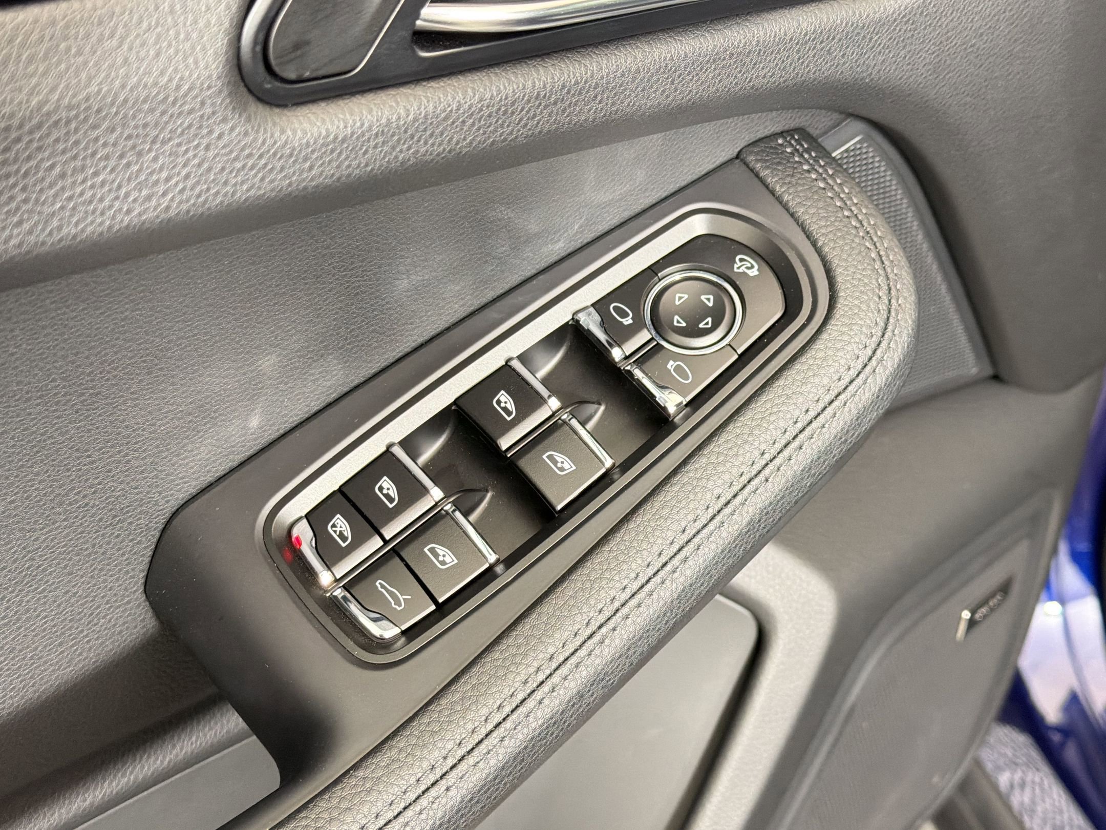 Used 2025 Porsche Macan image 24