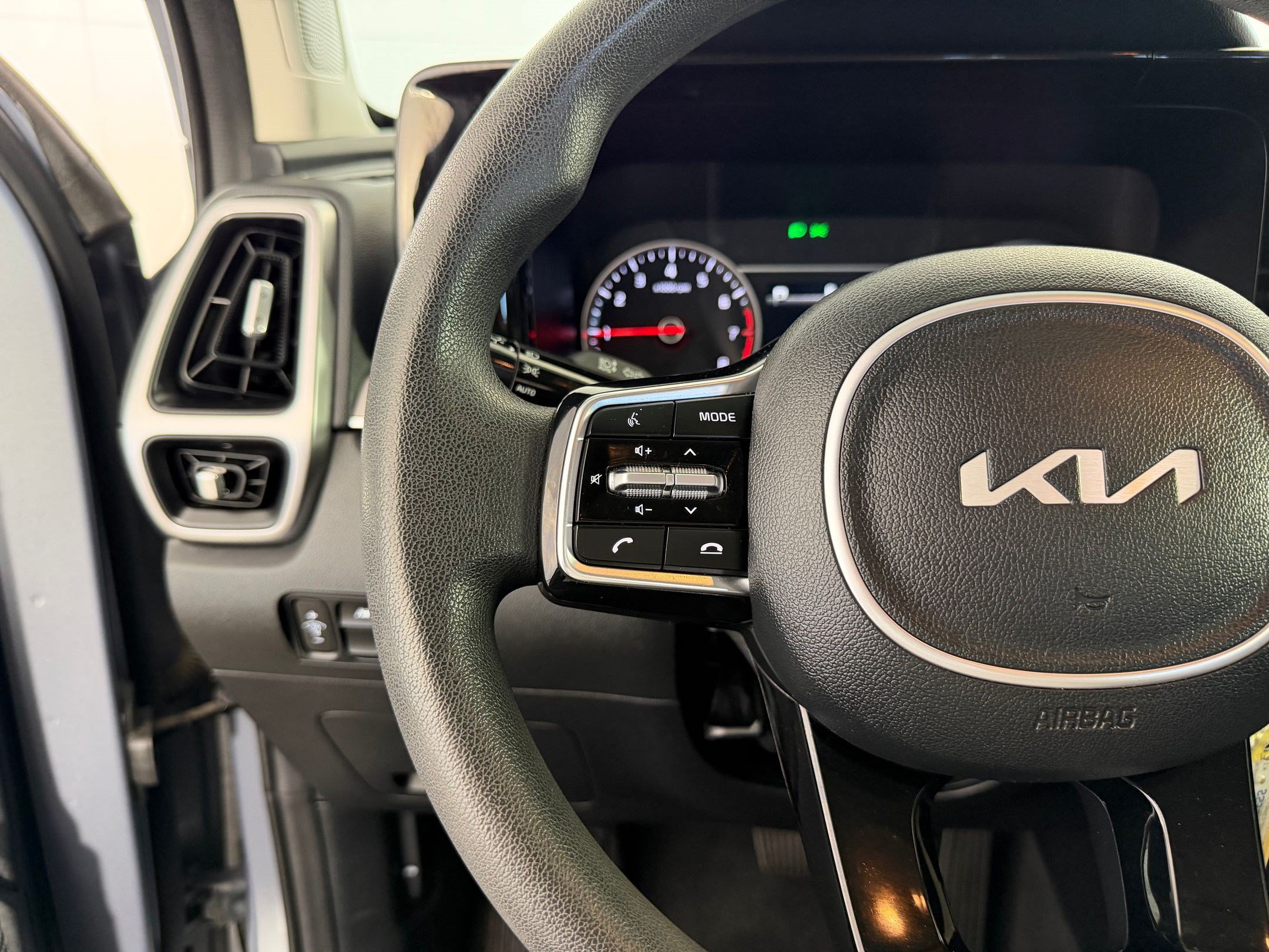 Used 2022 Kia Sorento LX AWD/4WD image 14