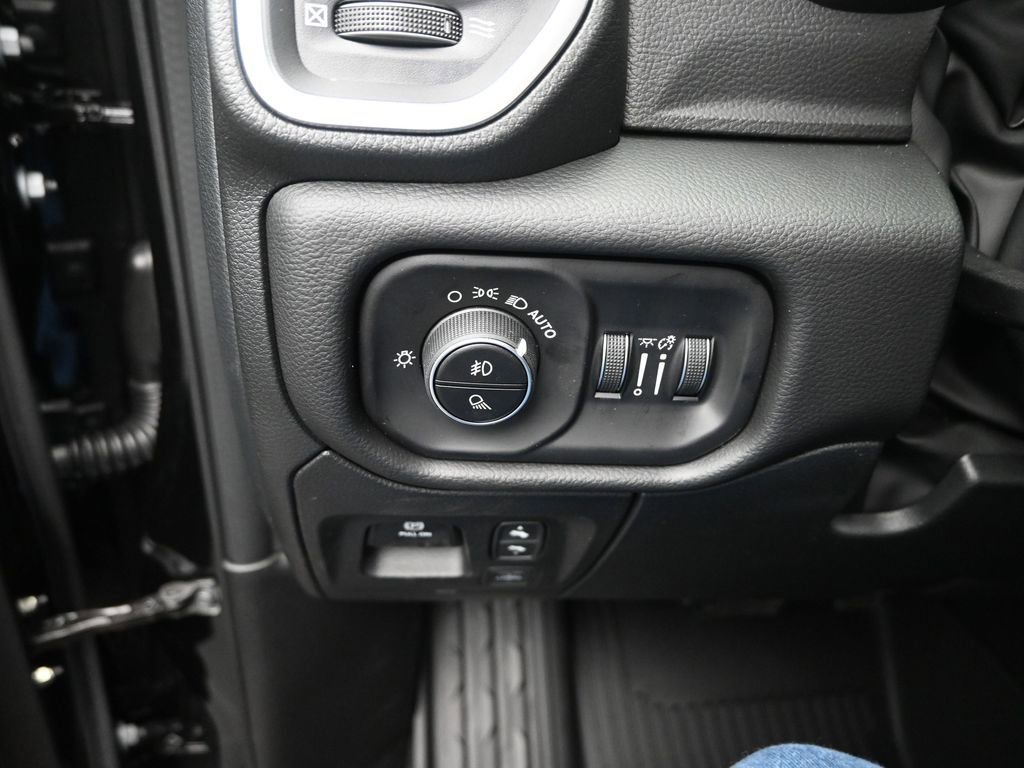 New 2026 RAM 1500 4x4 Crew Cab image 33