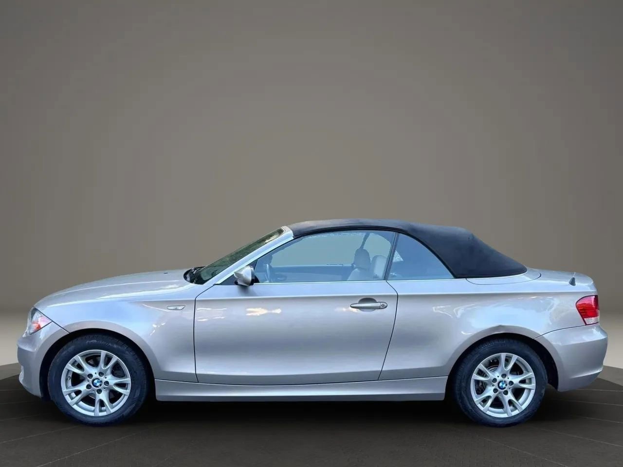 Used 2009 BMW 128i Convertible image 2