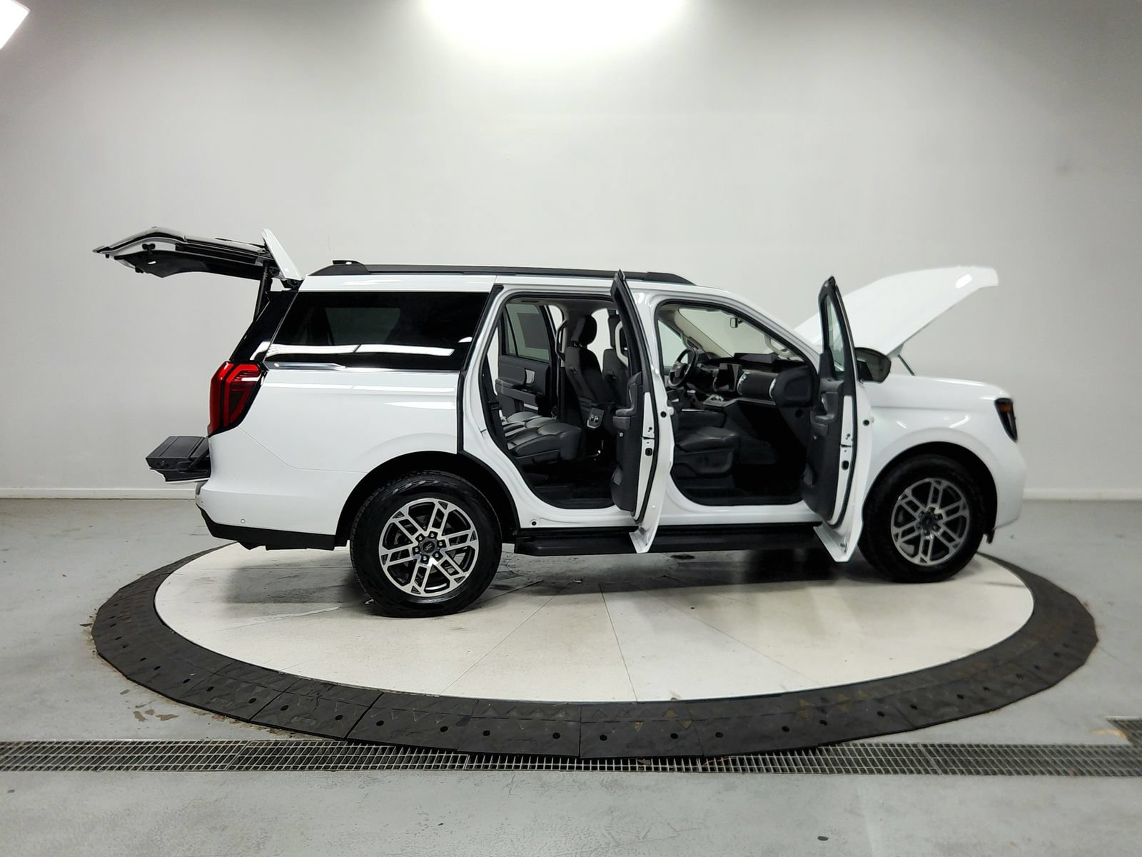 Used 2025 Ford Expedition Active AWD/4WD image 17