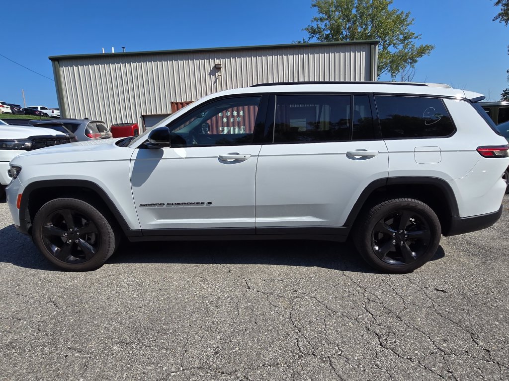 Used 2023 Jeep Grand Cherokee L Limited w/ Black Appearance Package AWD/4WD image 4