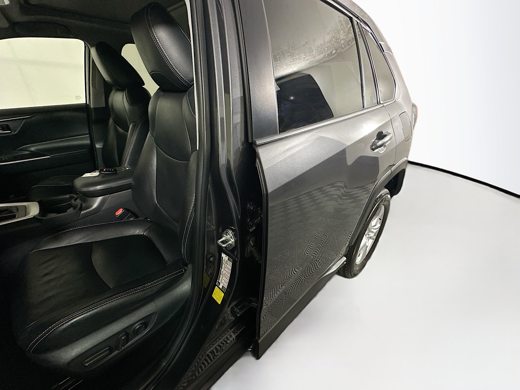 Used 2021 Toyota RAV4 XLE w/ Convenience Package FWD image 12