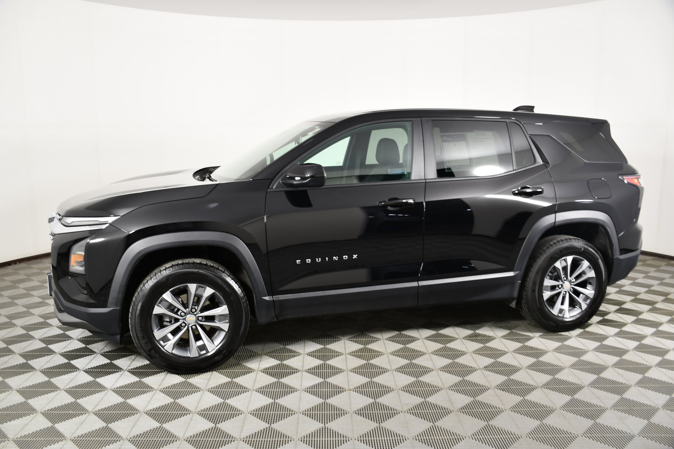 Used 2026 Chevrolet Equinox LT AWD/4WD image 9
