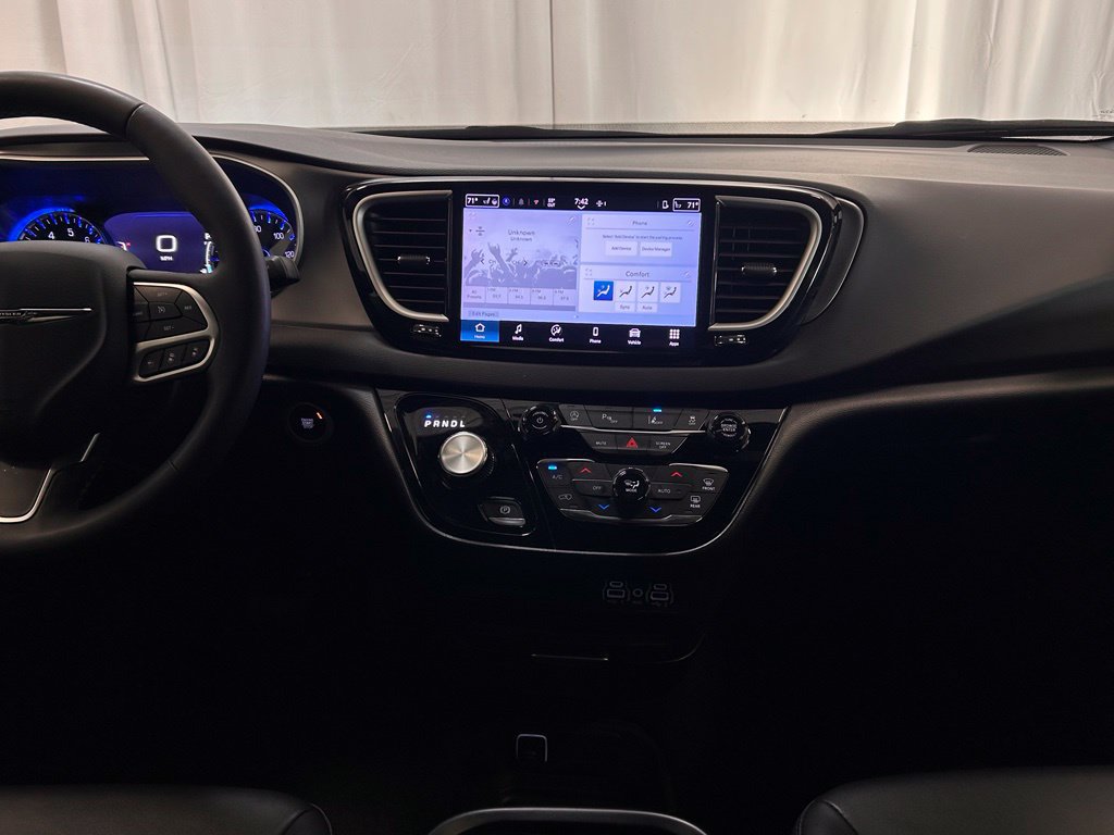 Used 2025 Chrysler Pacifica Select FWD image 17