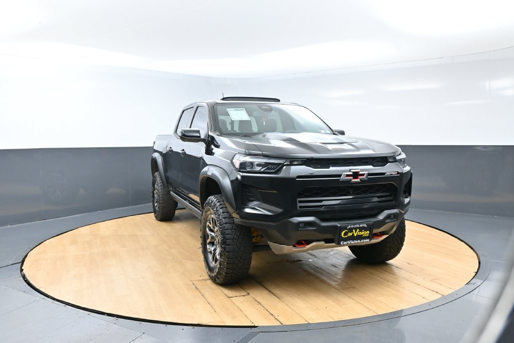 Used 2024 Chevrolet Colorado ZR2 w/ Technology Package AWD/4WD image 4