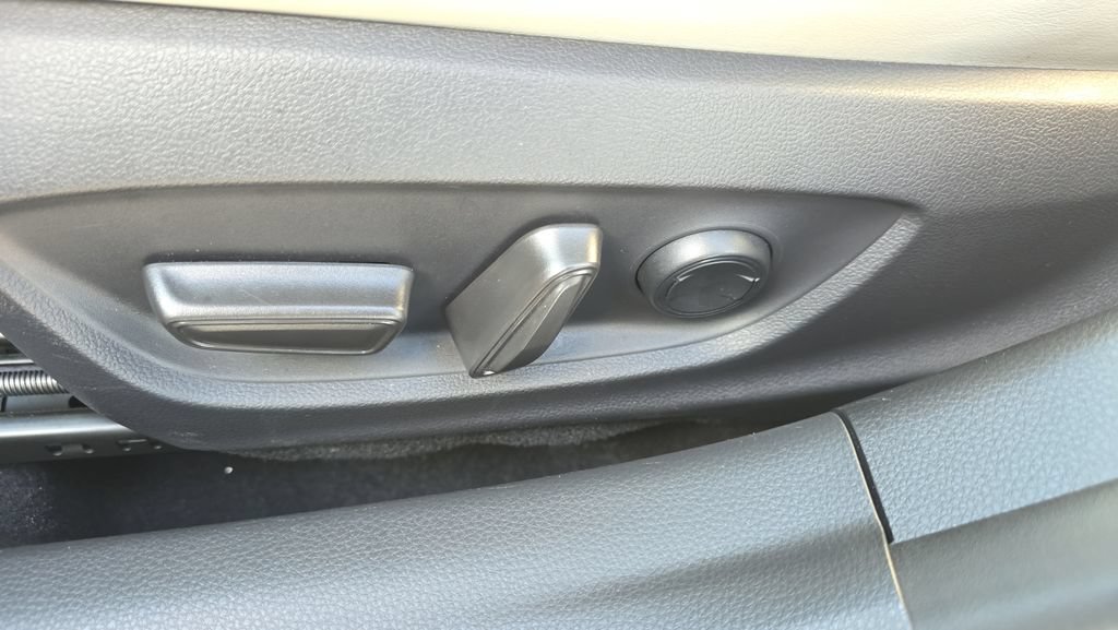Used 2024 Toyota Prius XLE FWD image 19