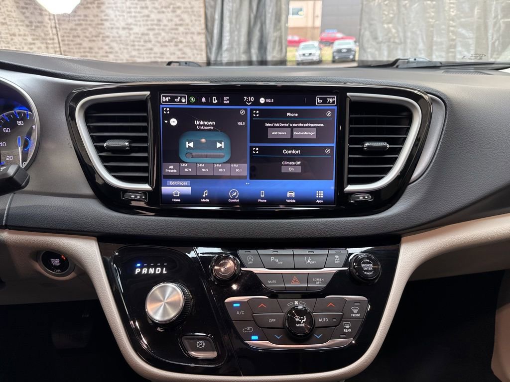 Used 2024 Chrysler Pacifica Touring-L image 21