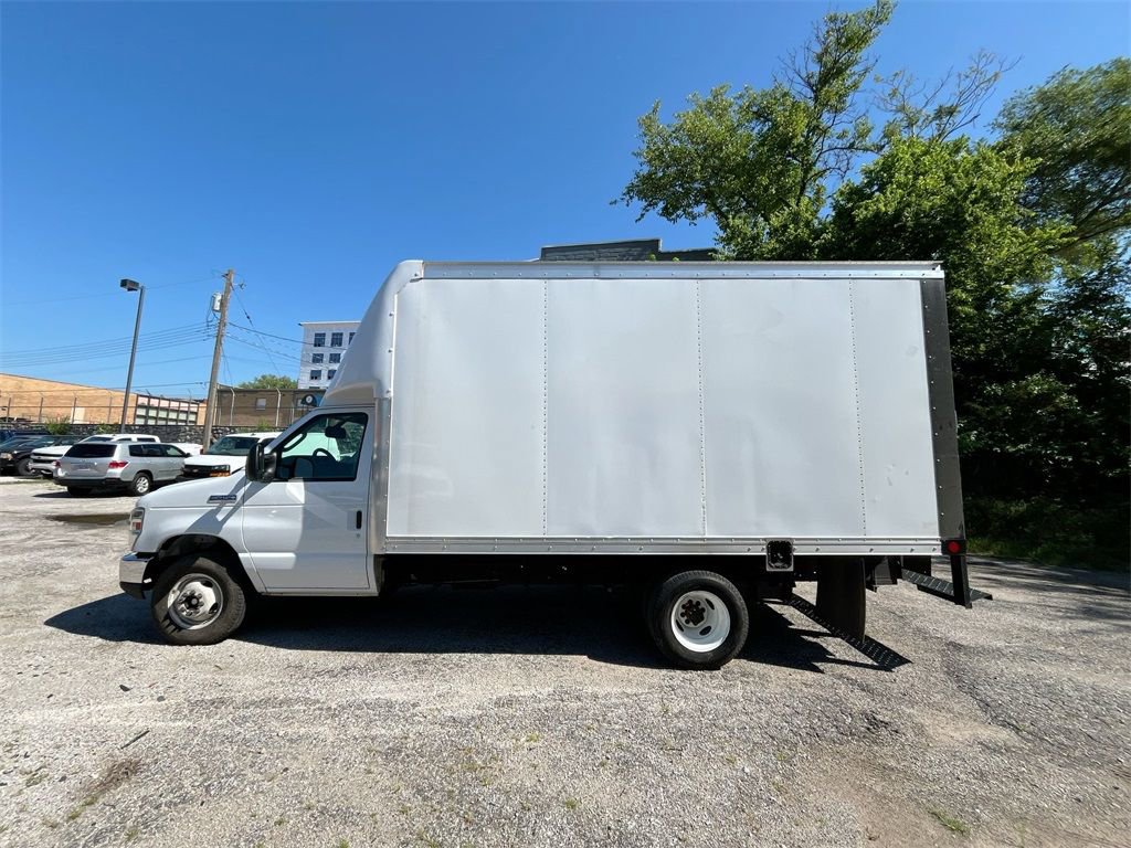 Used 2023 Ford E-450 and Econoline 450 Super Duty w/ Driver's Safety Package RWD image 4