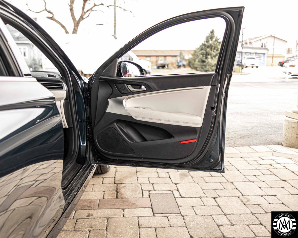 Used 2025 Genesis G70 2.5T RWD image 25