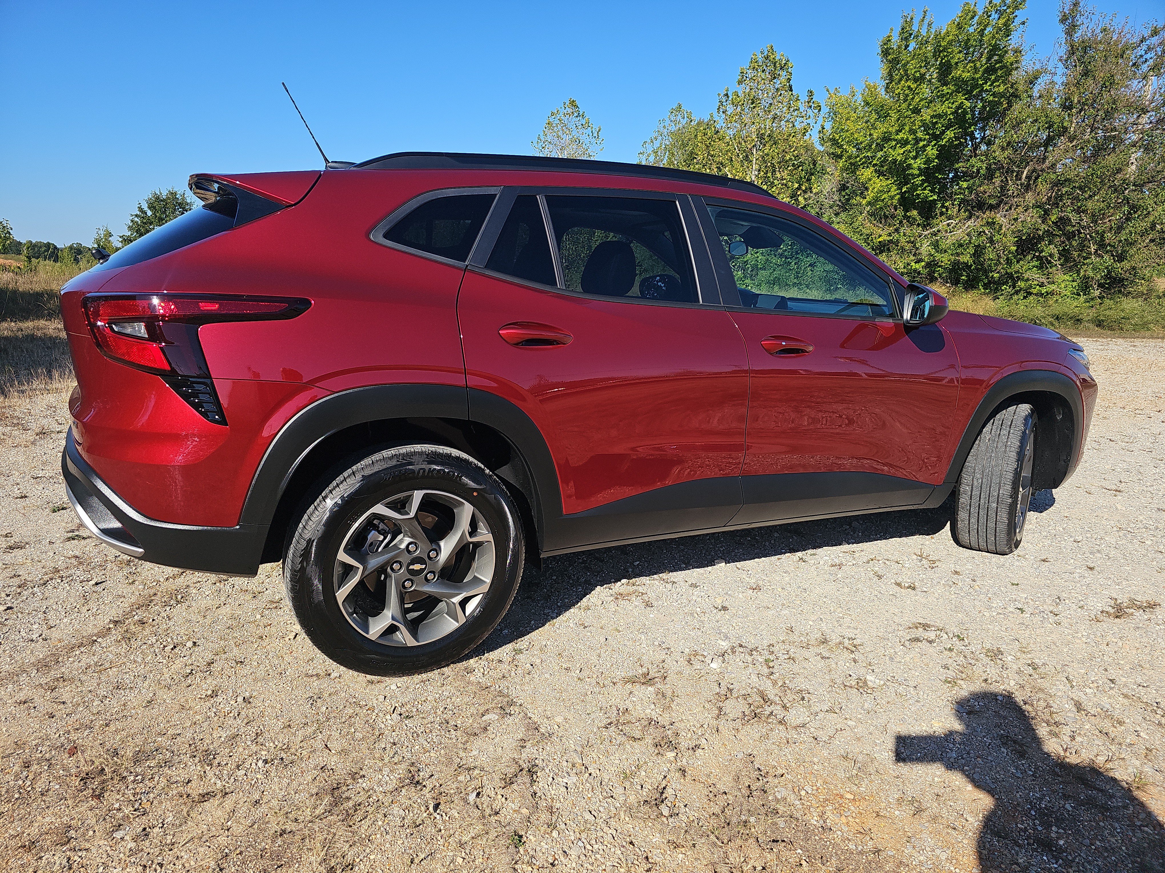 Used 2024 Chevrolet Trax LT w/ Sunroof Package FWD image 3