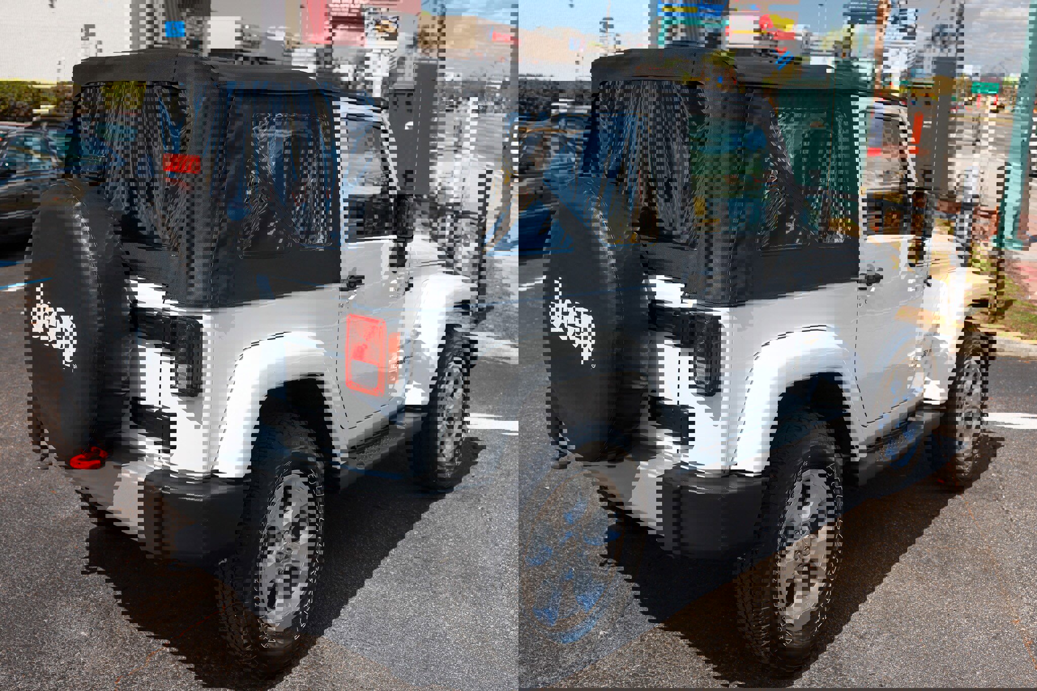 Used 2015 Jeep Wrangler Sahara w/ Connectivity Group image 16