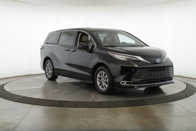Used 2022 Toyota Sienna XLE image 2