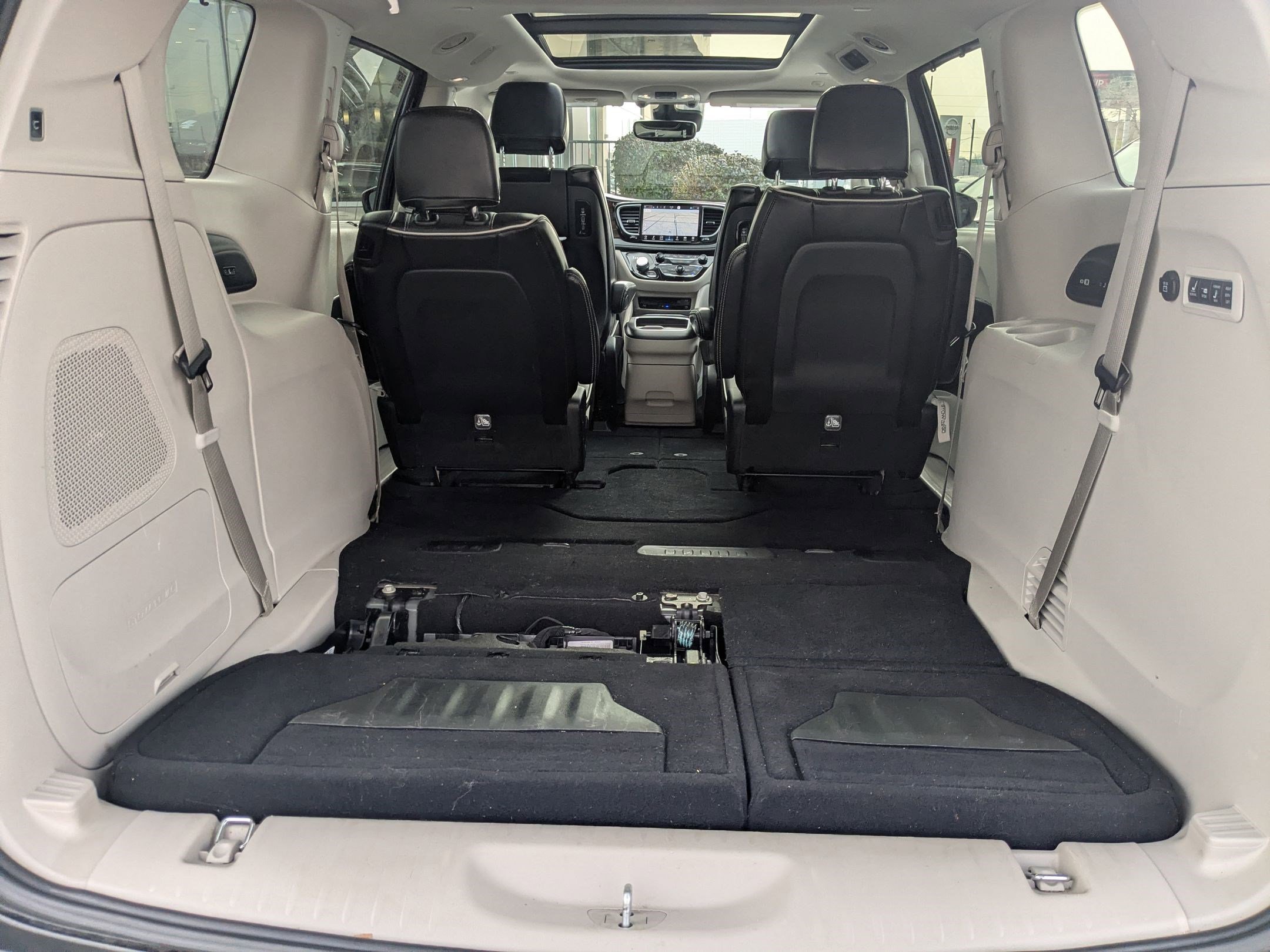 Used 2023 Chrysler Pacifica Limited w/ Uconnect Theater Family Group image 32