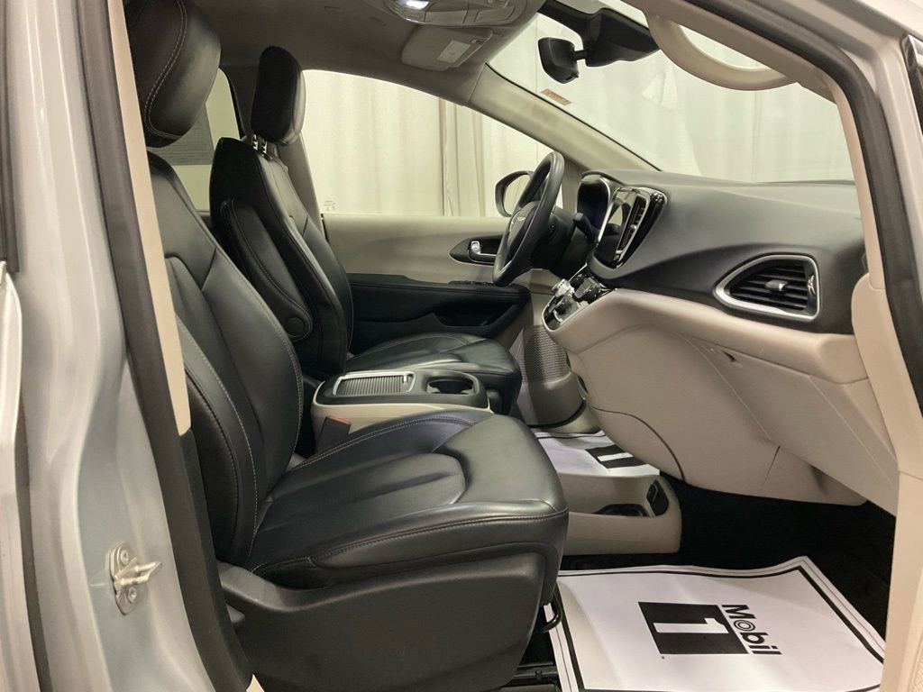 Used 2023 Chrysler Pacifica Touring-L image 27