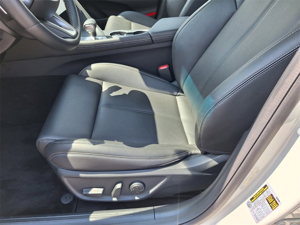 Used 2025 Genesis G70 2.5T image 29