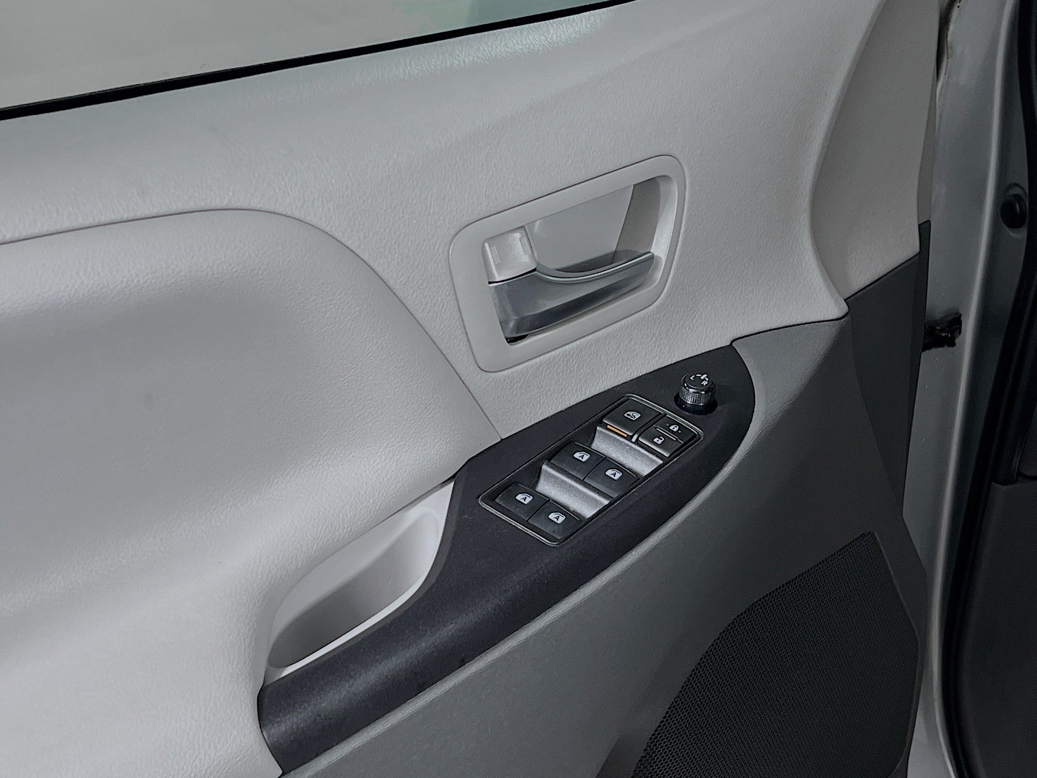 Used 2020 Toyota Sienna LE w/ LE Preferred Package FWD image 17