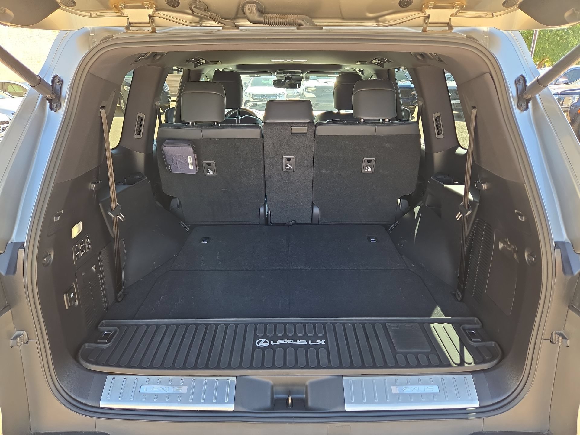 Used 2024 Lexus LX 600 4WD w/ Luxury Package image 12