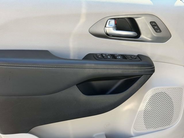 Used 2024 Chrysler Pacifica Touring-L image 13