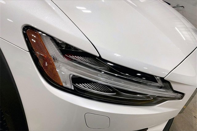 Certified 2024 Volvo V60 B5 Cross Country Ultimate w/ Protection Package Premier image 30