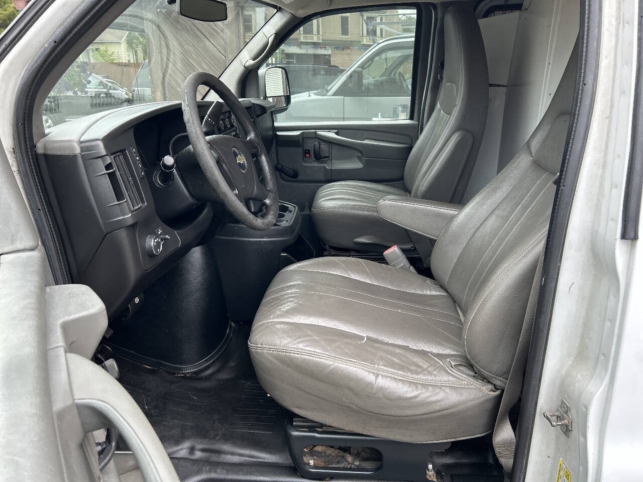 Used 2011 Chevrolet Express 2500 Extended RWD image 10