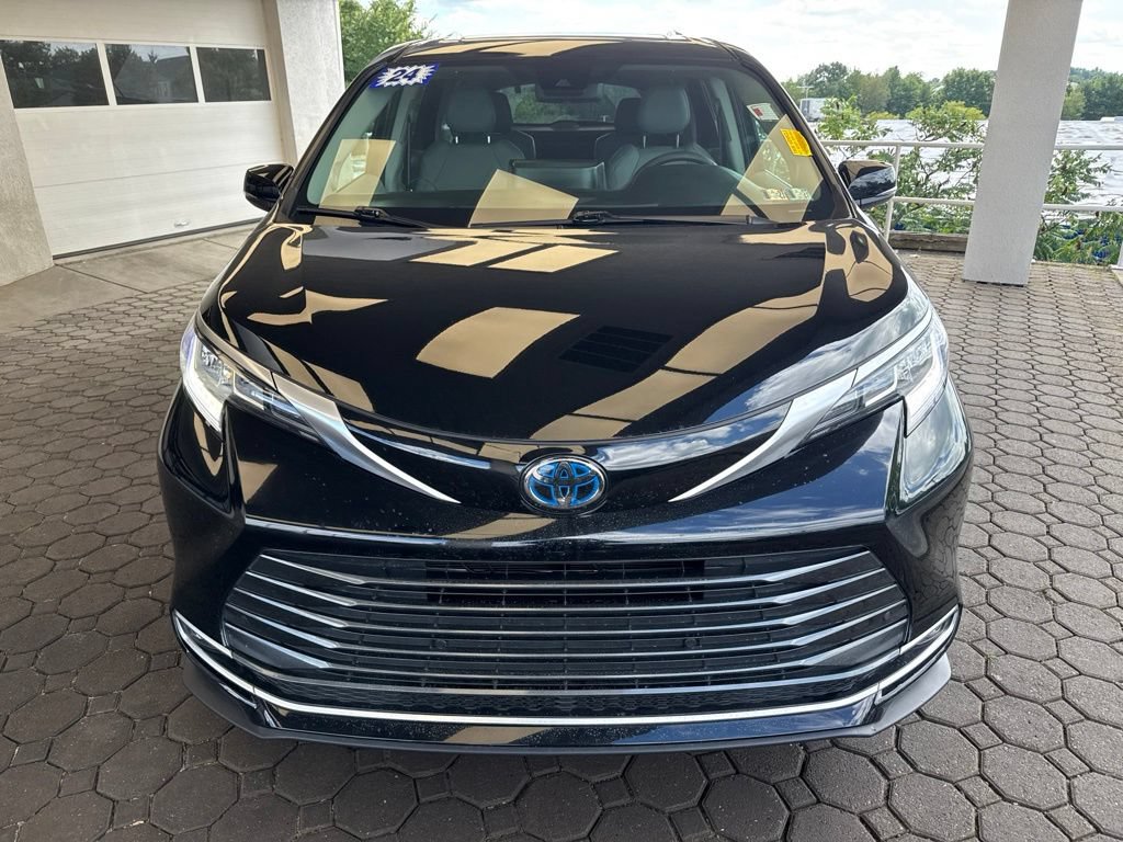 Used 2024 Toyota Sienna Limited AWD/4WD image 2