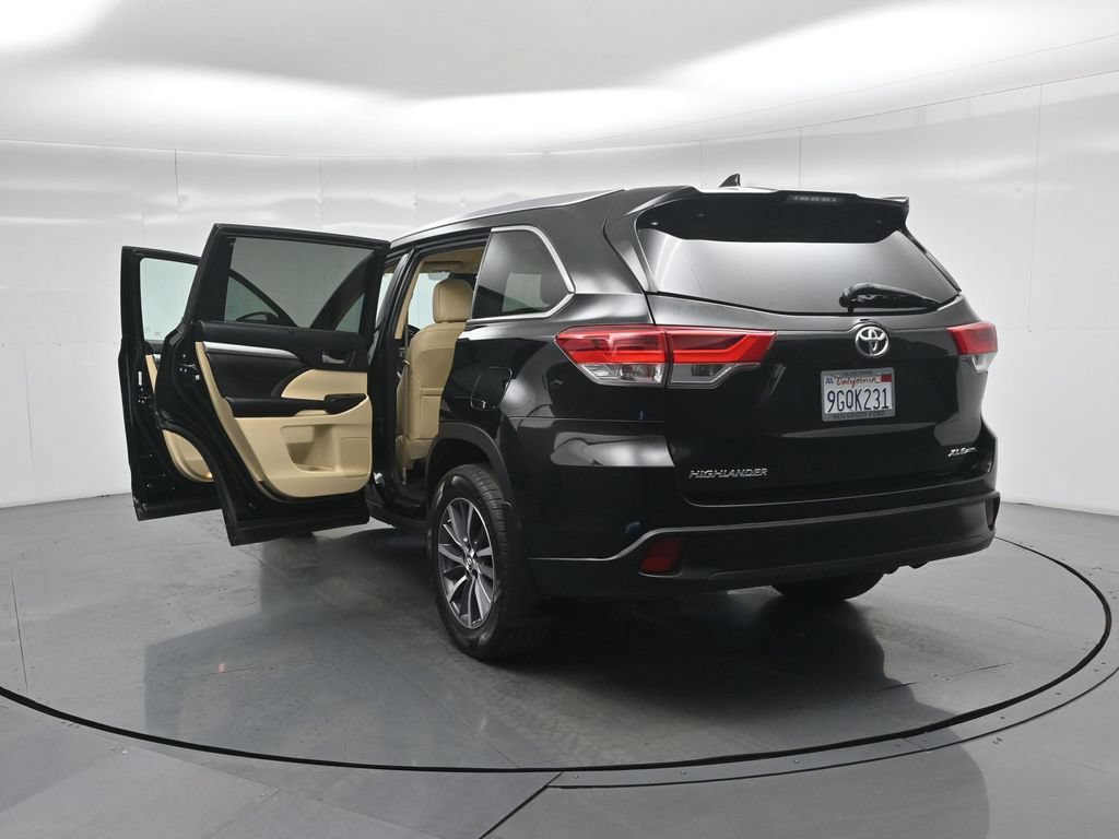 Used 2018 Toyota Highlander XLE AWD/4WD image 36