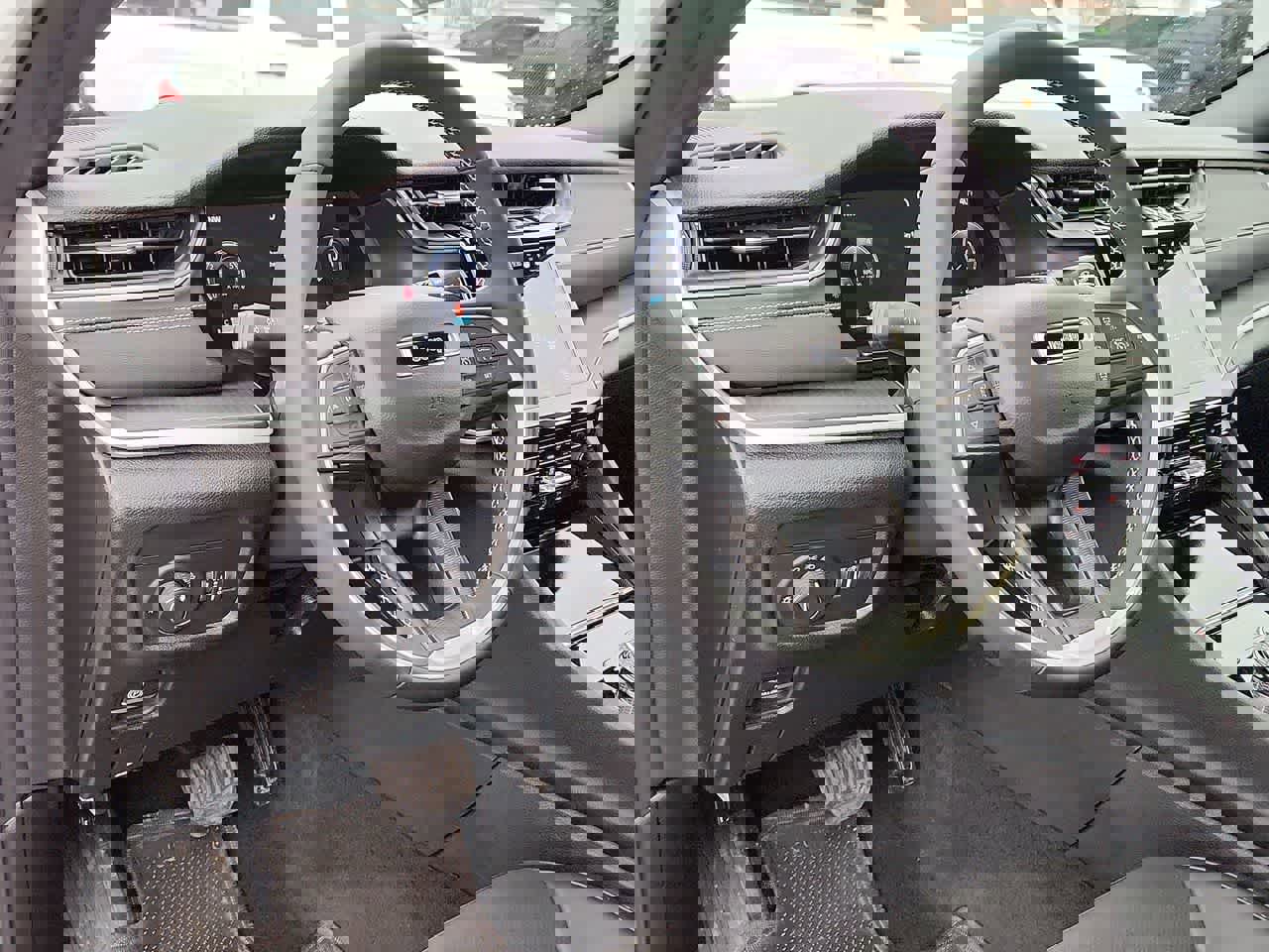 Used 2025 Jeep Grand Cherokee L Laredo image 11