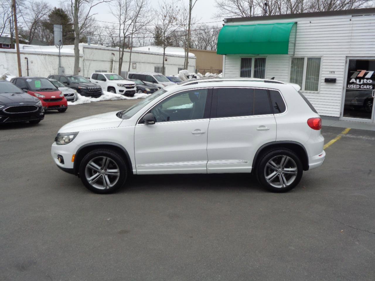 Used 2017 Volkswagen Tiguan Sport image 2