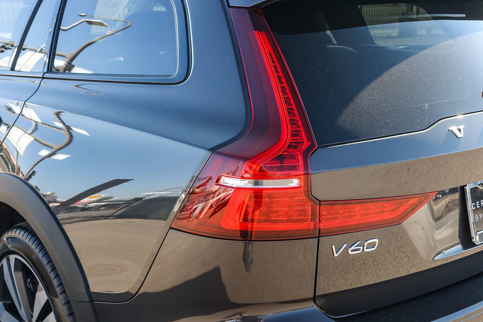 Used 2025 Volvo V60 B5 Cross Country Plus image 11