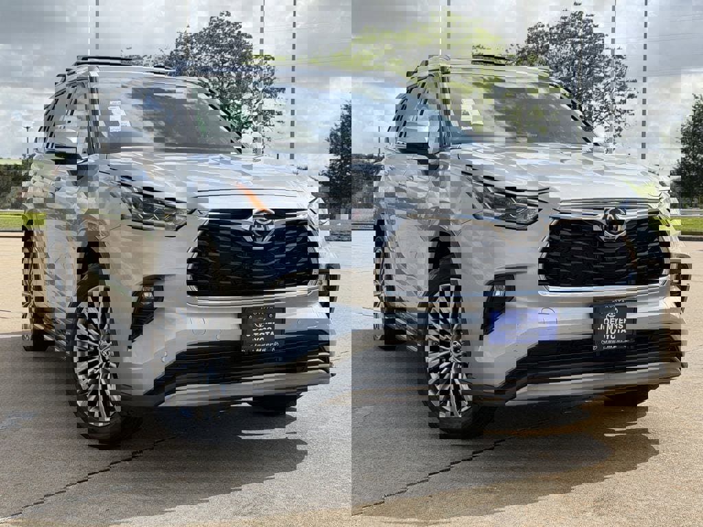 Used 2024 Toyota Highlander Platinum FWD image 2