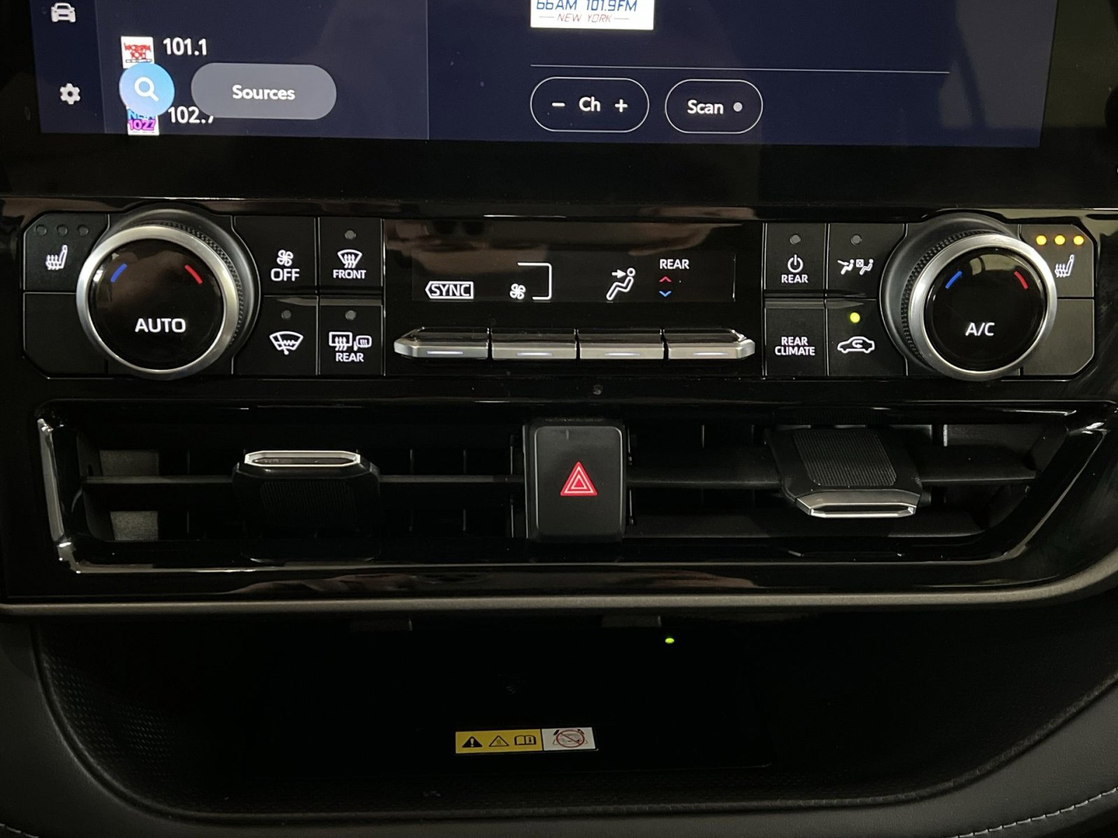 Used 2023 Toyota Highlander XLE FWD image 18