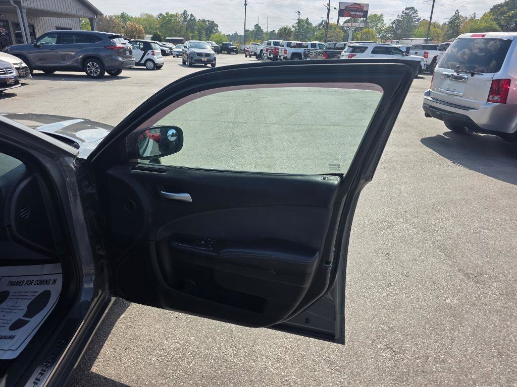 Used 2018 Dodge Charger SXT w/ Blacktop Package RWD image 10