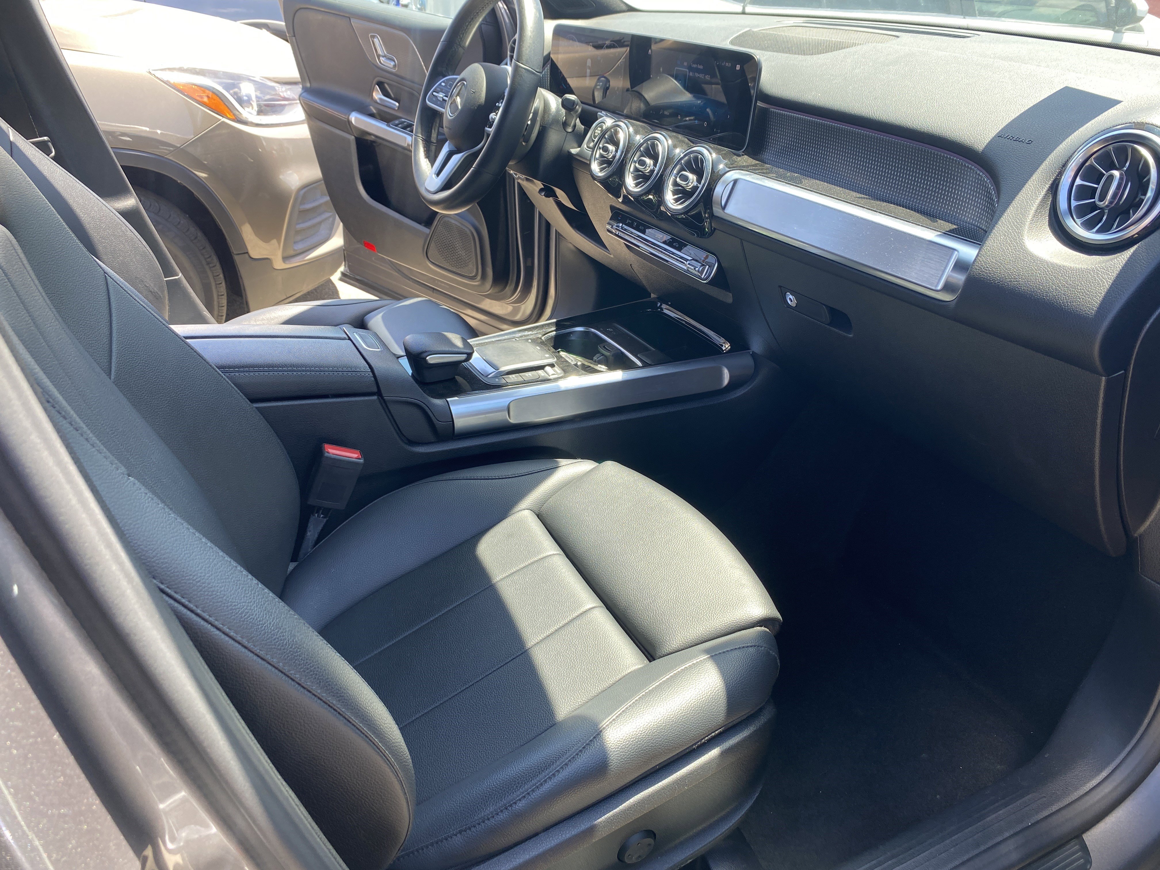 Used 2021 Mercedes-Benz GLB 250 w/ Premium Package image 21