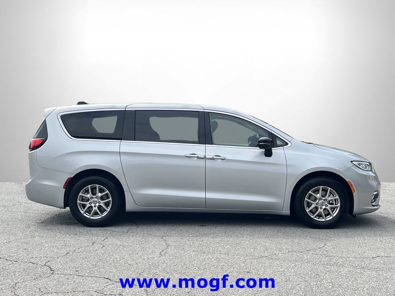 Used 2024 Chrysler Pacifica Touring-L FWD image 26