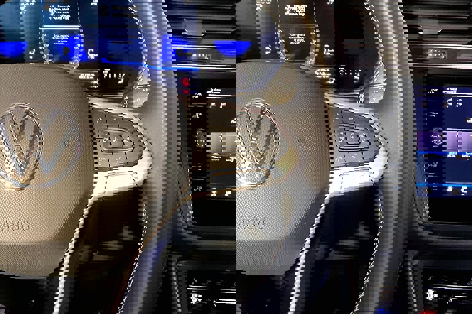 Used 2022 Volkswagen Tiguan SE w/ Panoramic Sunroof Package AWD/4WD image 25