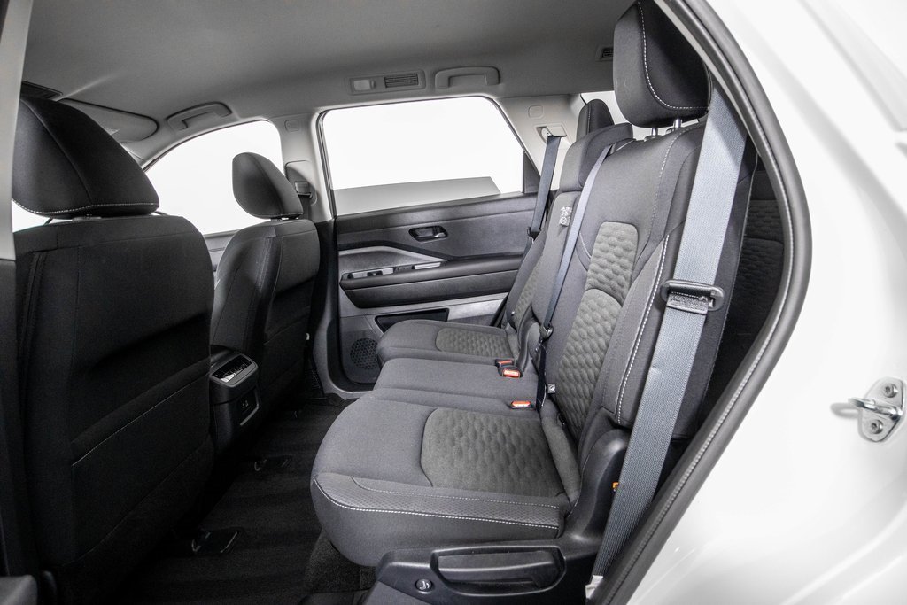 Used 2025 Nissan Pathfinder SV image 11