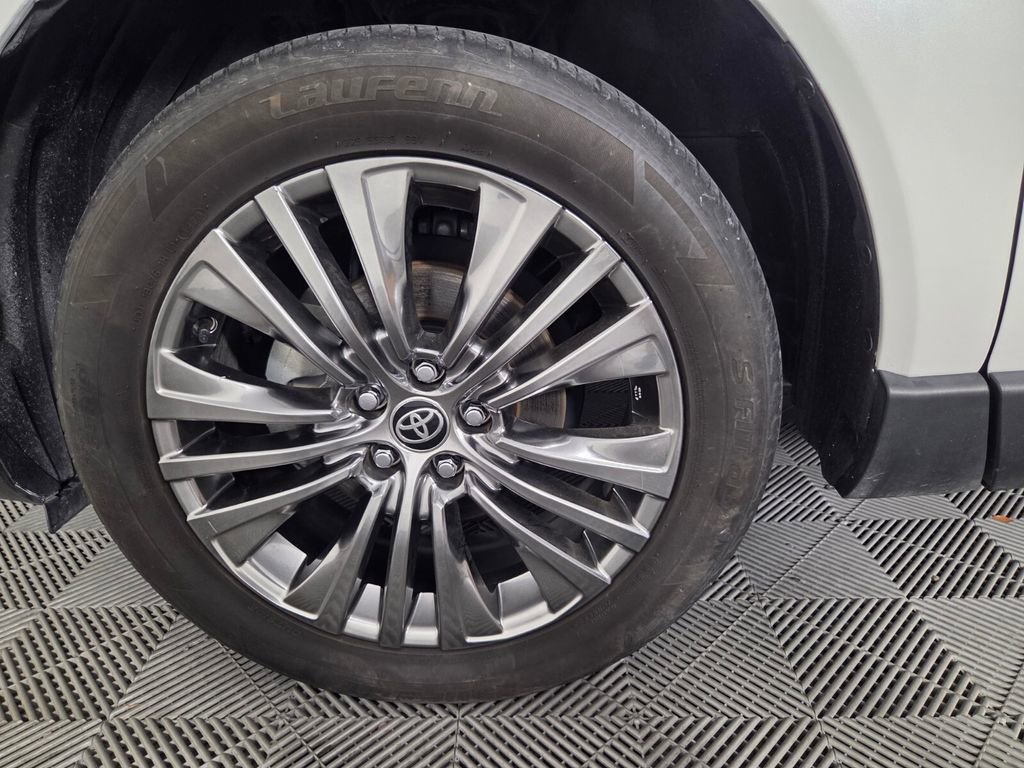 Used 2024 Toyota Venza XLE AWD/4WD image 10