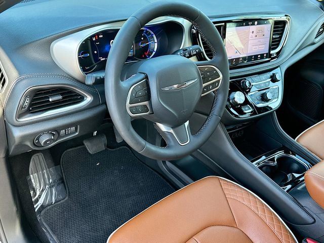 Used 2025 Chrysler Pacifica Pinnacle image 9