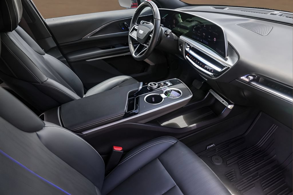 Certified 2024 Cadillac Lyriq Luxury AWD/4WD image 30