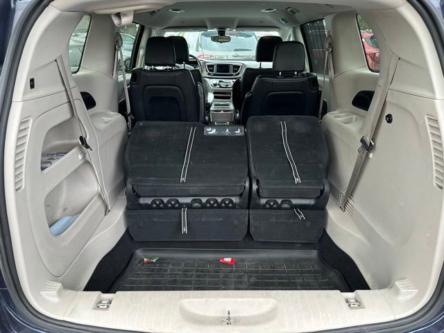 Used 2018 Chrysler Pacifica Touring-L w/ Tire & Wheel Group FWD image 8
