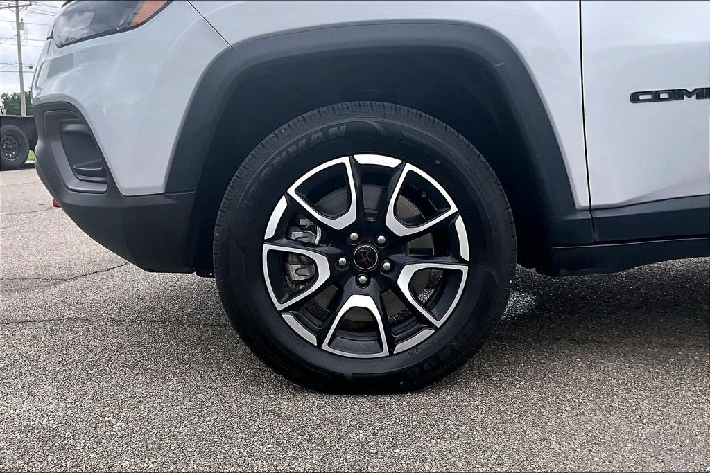 Used 2025 Jeep Compass Trailhawk AWD/4WD image 8