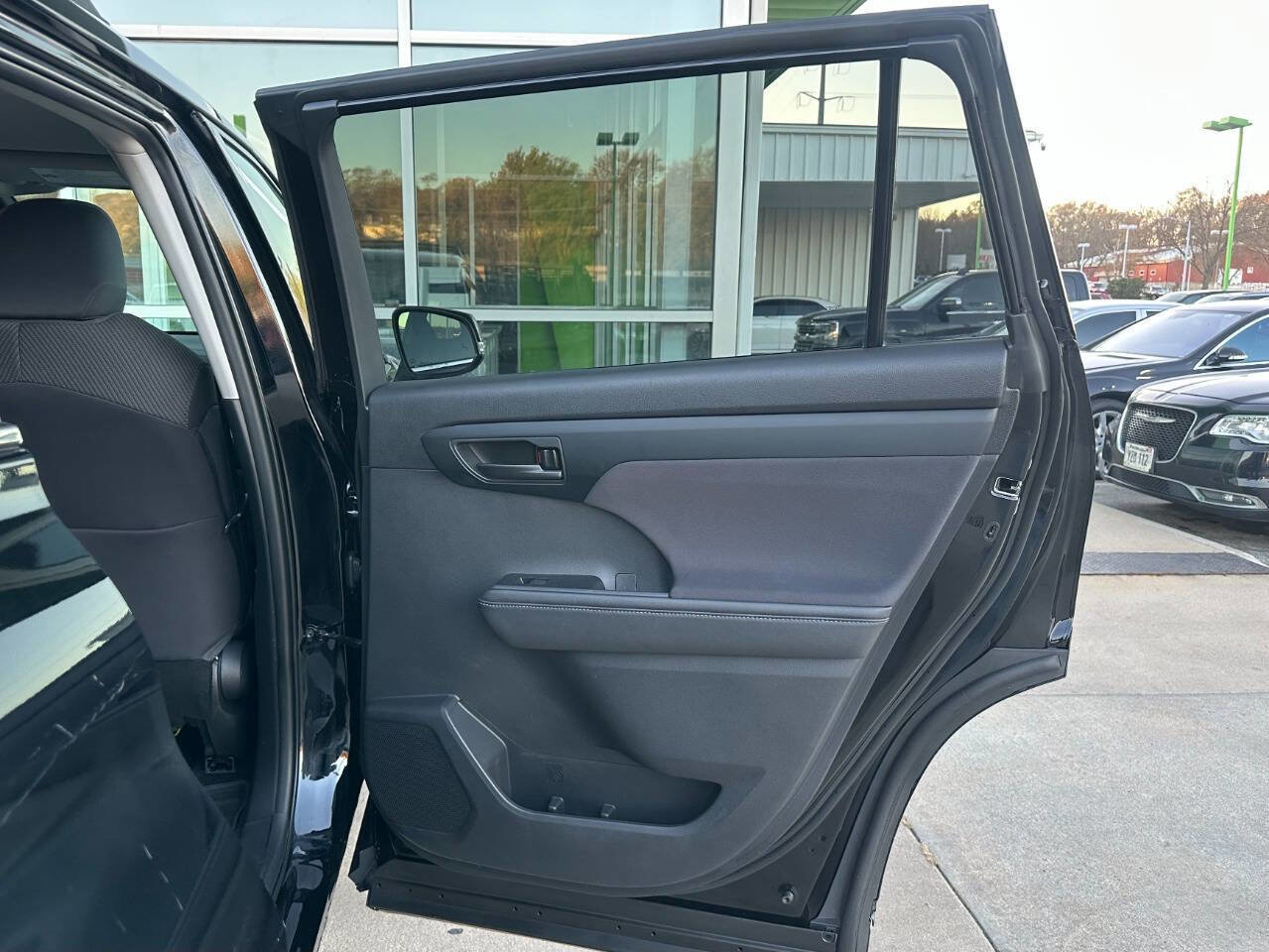 Used 2020 Toyota Highlander LE image 23